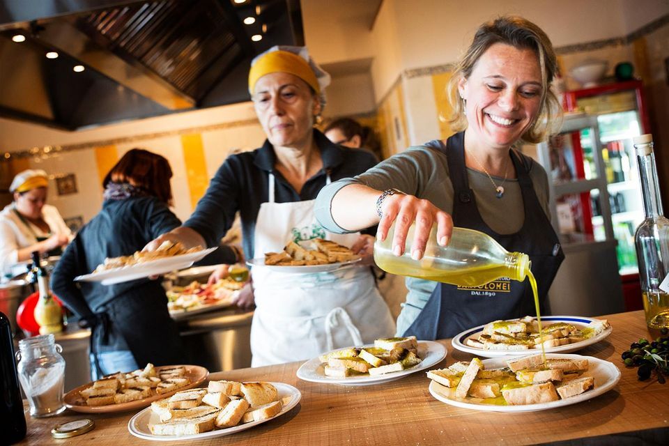 Private: Guided oil tasting and snack at an olive oil mill
