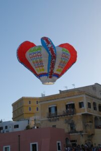 1024px Hot air balloon Ventotene 01