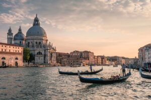 Venice - The Grand Canal channel with two gondolas in the foreground (Photo credits @Gerhard Bögner from Pixabay)
