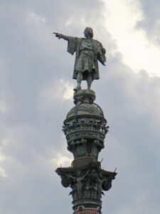 Statue depicting Christopher Columbus pointing to the horizon 