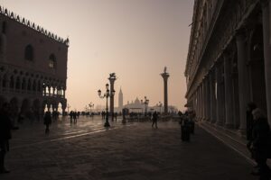 A photograph of St. Mark's Square at sunrise (Photo credits @Ingeborg Gärtner Grein from Pixabay)