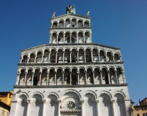 Façana de lesglésia de San Michele in Foro de Lucca WikimediaCommons Joanbanjo