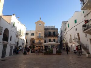 Cisternino - Torre dell'Orologio Square (Photo credits @Patrice78500 - Wikimedia Commons) 