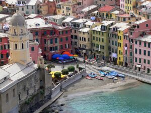 View of Vernazza cosy square (Photo credits @Lee Coursey - Wikimedia Commons)