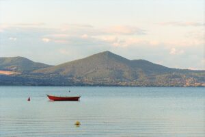 Lake Bracciano (Photo credits @Rabe! from Wikimedia Commons)