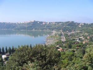 Castel Gandolfo (Photo credits @George McFinnigan from WikimediaCommons)