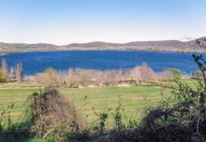 Lake Martignano (Photo credits @Albarubescens from Wikimedia Commons)