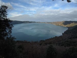 Lake Albano (Photo credits @Emanuele Petriglia from WikimediaCommons)