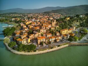 Passignano on the Lake Trasimeno (Photo credits @Mar Hagai Agmon Snir from Wikimedia Commons)