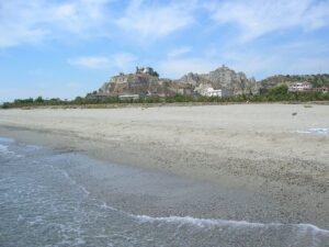 Roccella Jonica spiaggia e rocca del Castello Silvana niutta WikimediaCommons